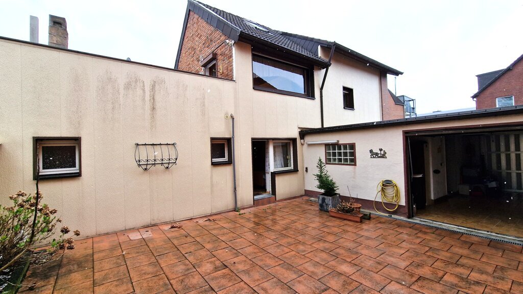 Immobilienangebot - Aachen - Wohnen - Oberforstbach!
Freistehendes Zweifamilienhaus mit großer Garage und pflegeleichtem Grundstück