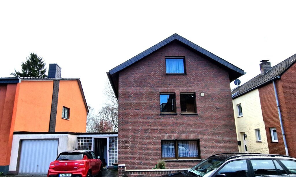 Immobilienangebot - Aachen - Wohnen - Oberforstbach!
Freistehendes Zweifamilienhaus mit großer Garage und pflegeleichtem Grundstück