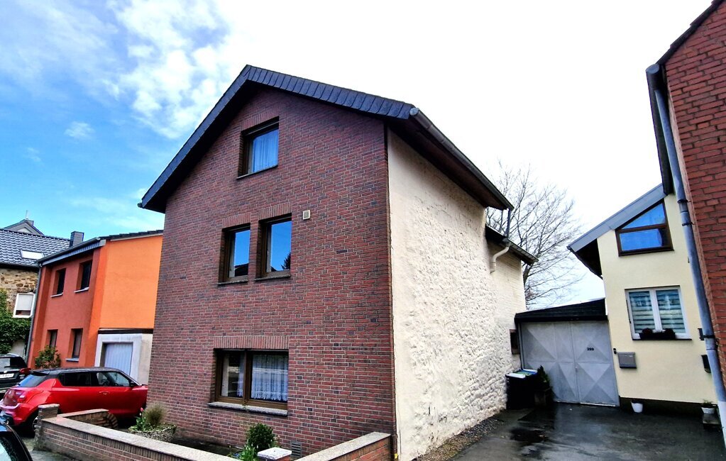 Immobilienangebot - Aachen - Wohnen - Oberforstbach!
Freistehendes Zweifamilienhaus mit großer Garage und pflegeleichtem Grundstück