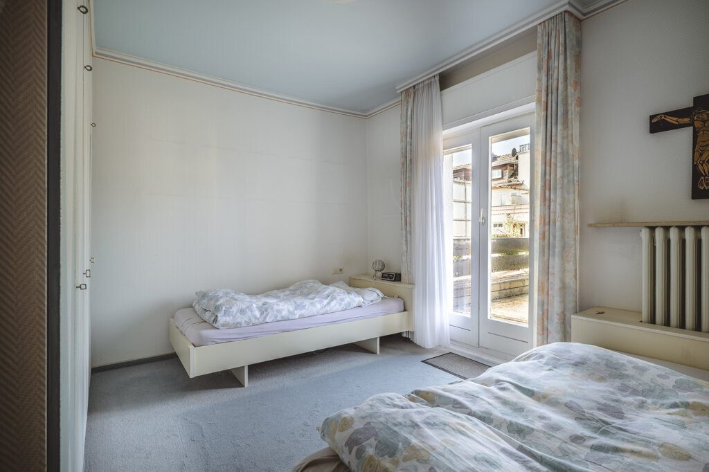 Immobilienangebot - Aachen - Wohnen - Bezugsfreies Einfamilienhaus in bester Lage von Burtscheid mit Garage -Siedlung in den Heimgärten-