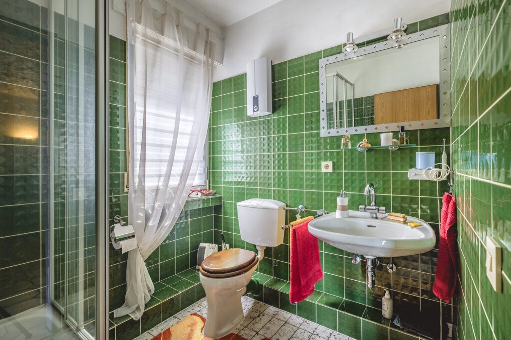 Immobilienangebot - Herzogenrath - Renditehäuser - Freistehendes 2-Familienhaus mit 2 Garagen und außergewöhnlich großem Grundstück