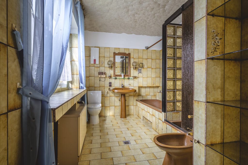 Immobilienangebot - Herzogenrath - Renditehäuser - Freistehendes 2-Familienhaus mit 2 Garagen und außergewöhnlich großem Grundstück