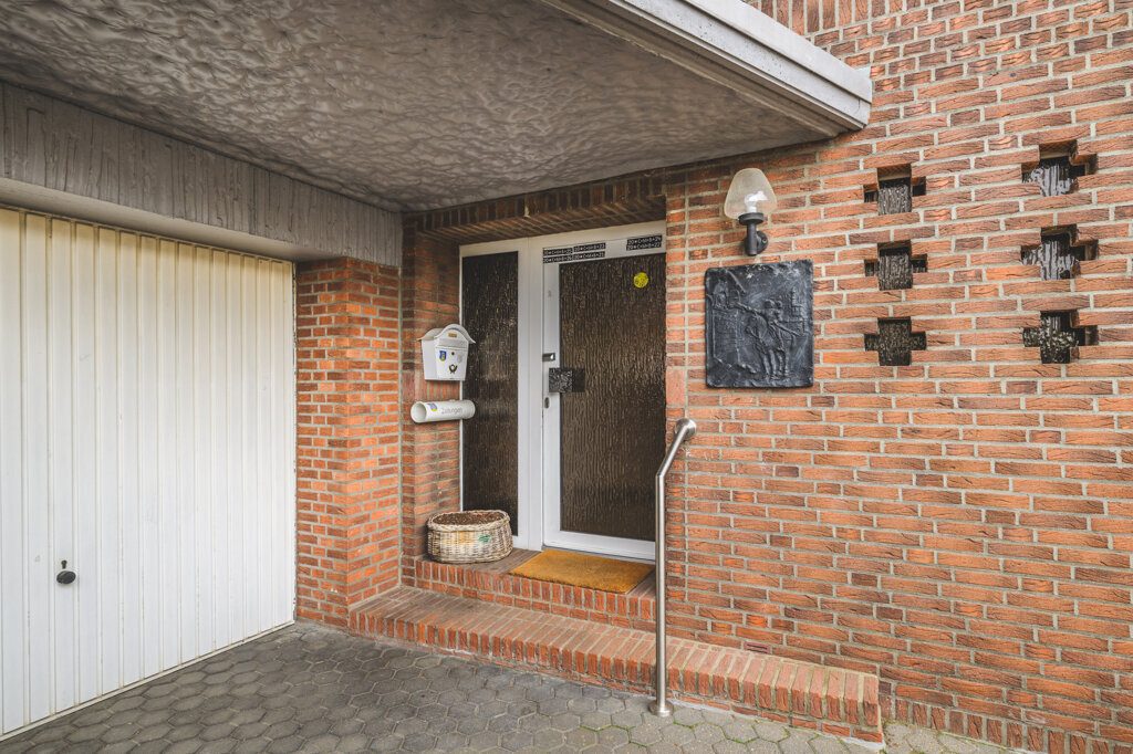 Immobilienangebot - Herzogenrath - Renditehäuser - Freistehendes 2-Familienhaus mit 2 Garagen und außergewöhnlich großem Grundstück