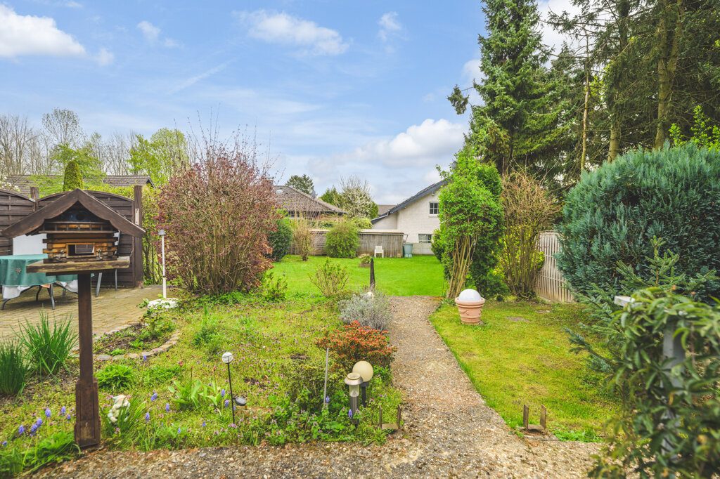 Immobilienangebot - Herzogenrath - Renditehäuser - Freistehendes 2-Familienhaus mit 2 Garagen und außergewöhnlich großem Grundstück
