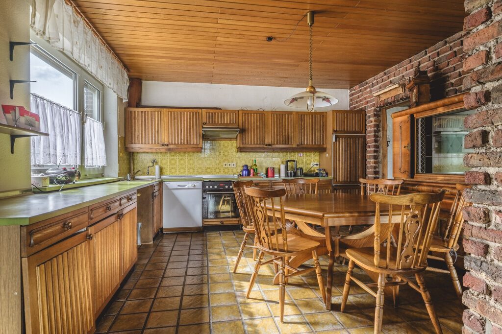 Immobilienangebot - Herzogenrath - Renditehäuser - Freistehendes 2-Familienhaus mit 2 Garagen und außergewöhnlich großem Grundstück