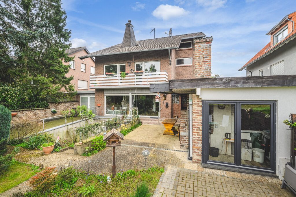 Immobilienangebot - Herzogenrath - Renditehäuser - Freistehendes 2-Familienhaus mit 2 Garagen und außergewöhnlich großem Grundstück