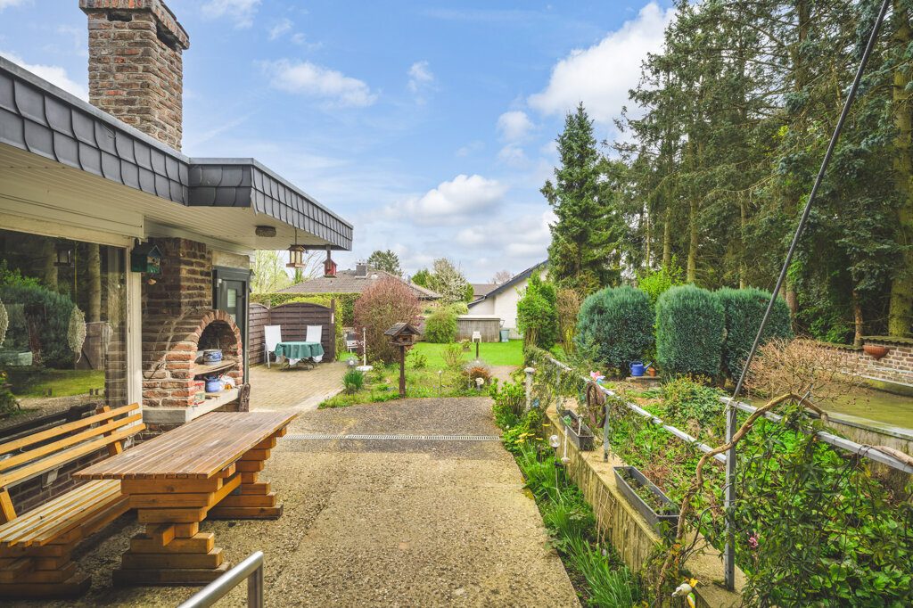 Immobilienangebot - Herzogenrath - Renditehäuser - Freistehendes 2-Familienhaus mit 2 Garagen und außergewöhnlich großem Grundstück