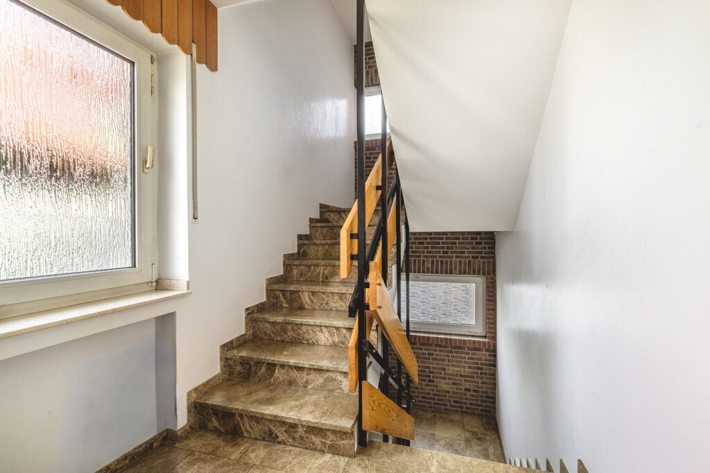 Immobilienangebot - Herzogenrath - Renditehäuser - Freistehendes 2-Familienhaus mit 2 Garagen und außergewöhnlich großem Grundstück
