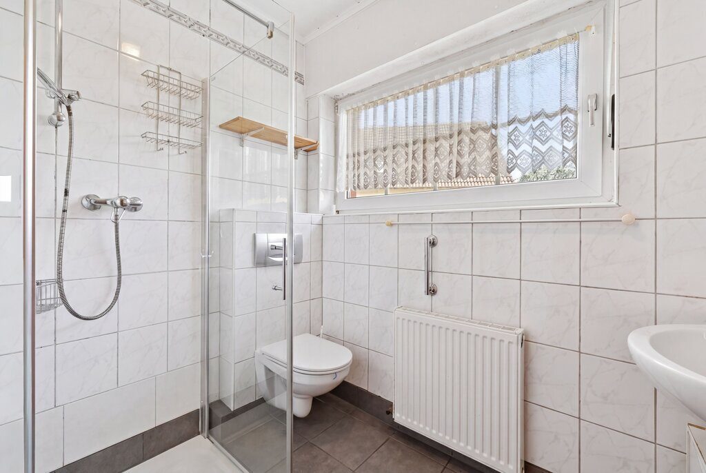 Immobilienangebot - Baesweiler - Wohnen - Freistehendes Einfamilienhaus mit großer Doppelgarage