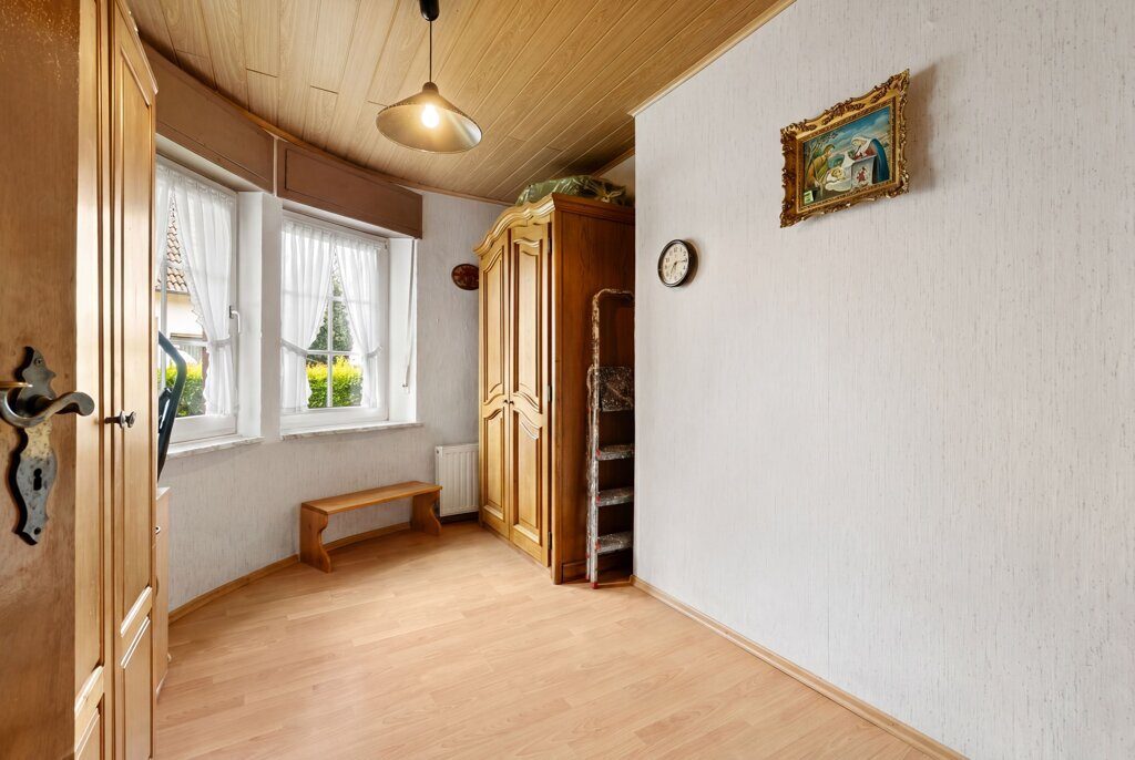 Immobilienangebot - Baesweiler - Wohnen - Freistehendes Einfamilienhaus mit großer Doppelgarage