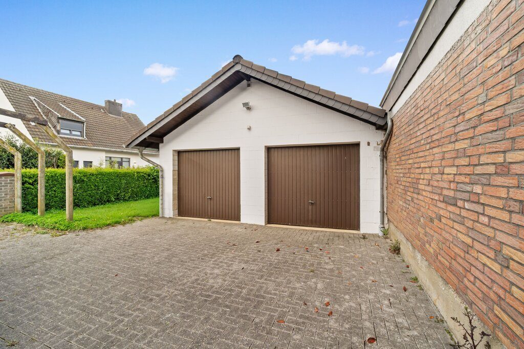 Immobilienangebot - Baesweiler - Wohnen - Freistehendes Einfamilienhaus mit großer Doppelgarage