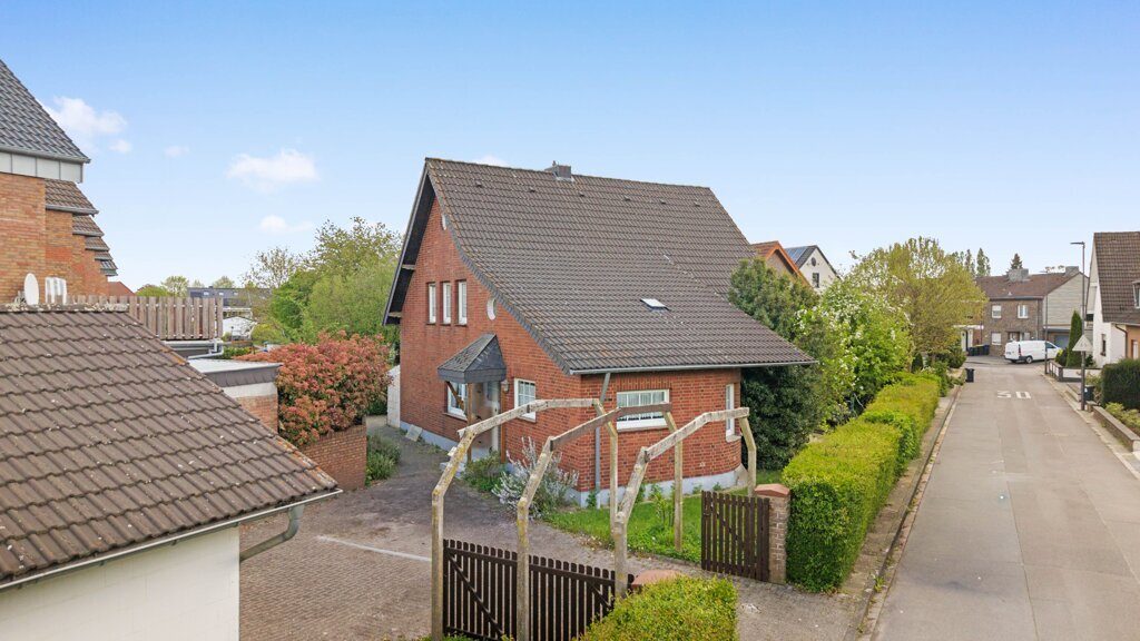 Immobilienangebot - Baesweiler - Wohnen - Freistehendes Einfamilienhaus mit großer Doppelgarage