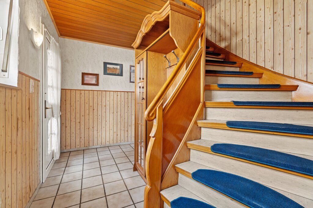 Immobilienangebot - Baesweiler - Wohnen - Freistehendes Einfamilienhaus mit großer Doppelgarage