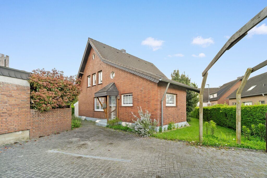 Immobilienangebot - Baesweiler - Wohnen - Freistehendes Einfamilienhaus mit großer Doppelgarage