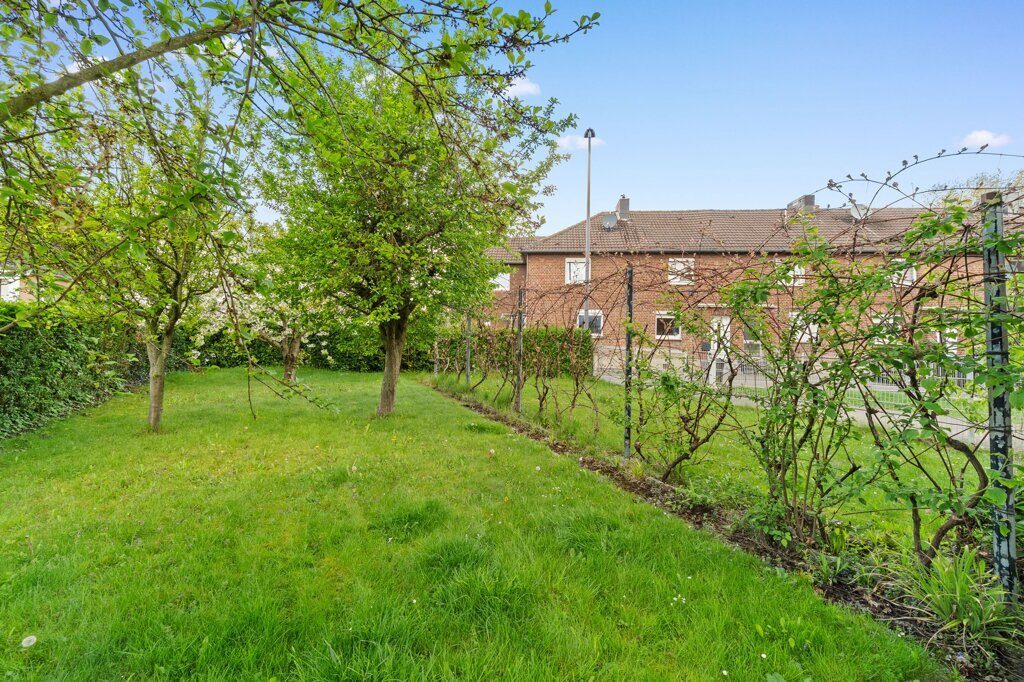 Immobilienangebot - Baesweiler - Wohnen - Freistehendes Einfamilienhaus mit großer Doppelgarage