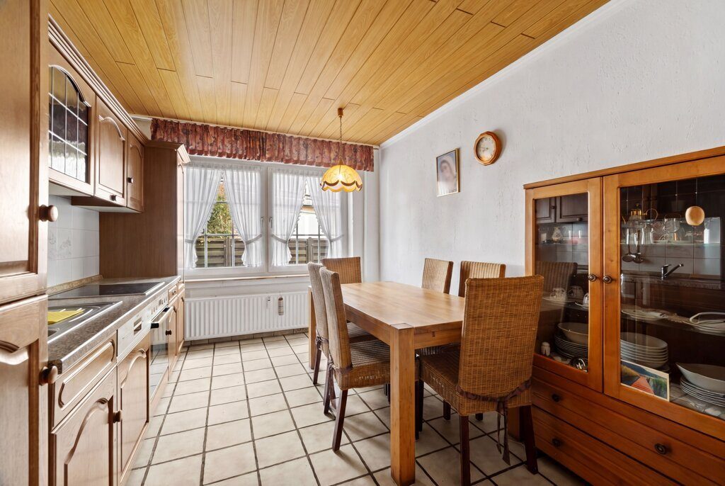 Immobilienangebot - Baesweiler - Wohnen - Freistehendes Einfamilienhaus mit großer Doppelgarage