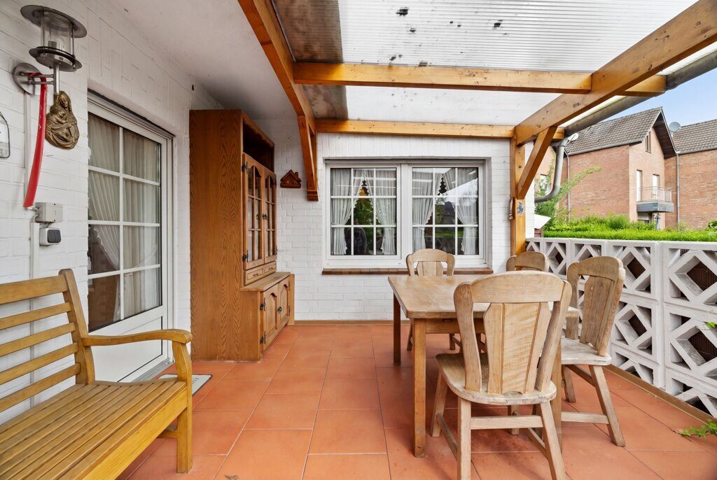 Immobilienangebot - Baesweiler - Wohnen - Freistehendes Einfamilienhaus mit großer Doppelgarage