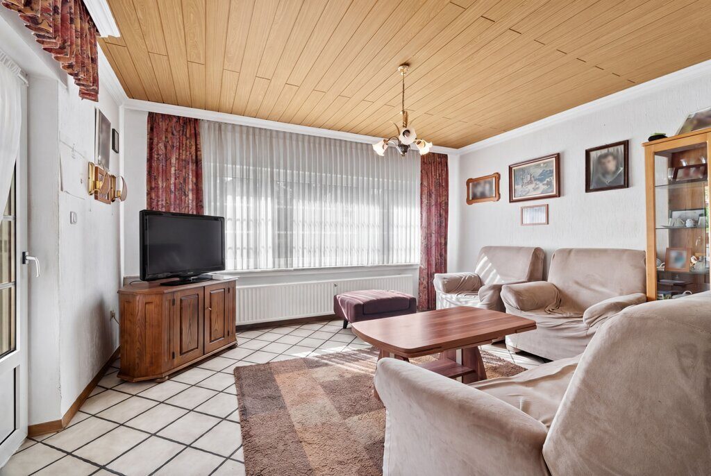 Immobilienangebot - Baesweiler - Wohnen - Freistehendes Einfamilienhaus mit großer Doppelgarage