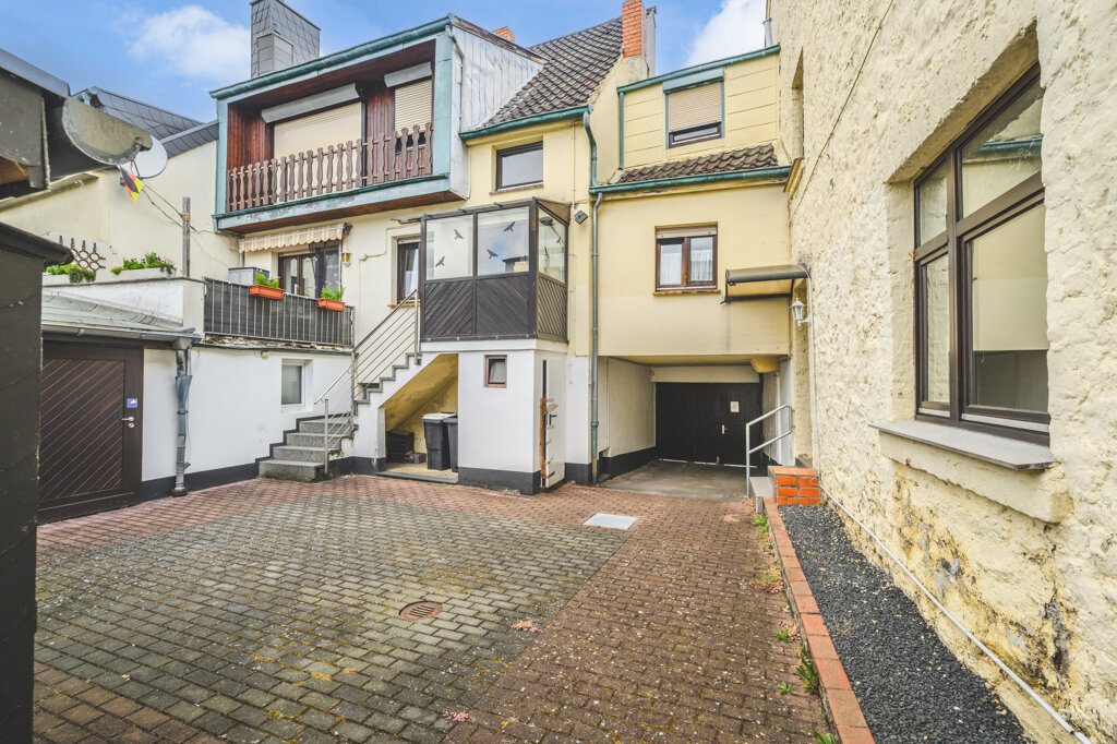 Immobilienangebot - Aachen - Renditehäuser - Großes, entwicklungsfähiges Wohn-/Geschäftshaus nebst freiem Grundstück und einer Werkstatt