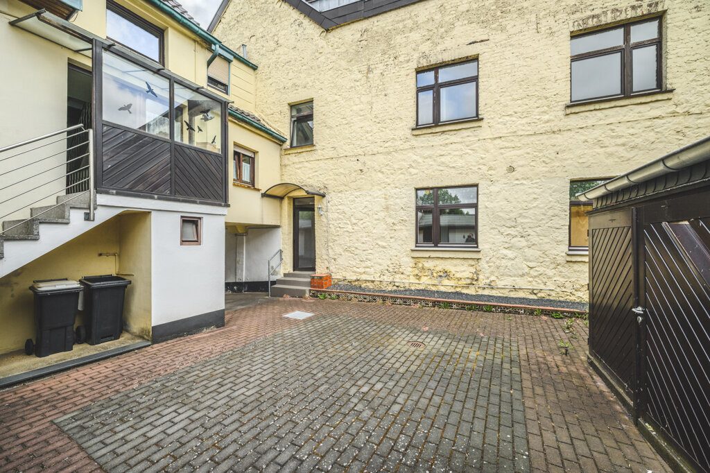 Immobilienangebot - Aachen - Renditehäuser - Großes, entwicklungsfähiges Wohn-/Geschäftshaus nebst freiem Grundstück und einer Werkstatt