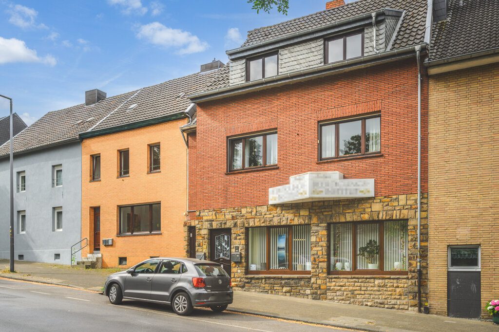 Immobilienangebot - Aachen - Renditehäuser - Großes, entwicklungsfähiges Wohn-/Geschäftshaus nebst freiem Grundstück und einer Werkstatt