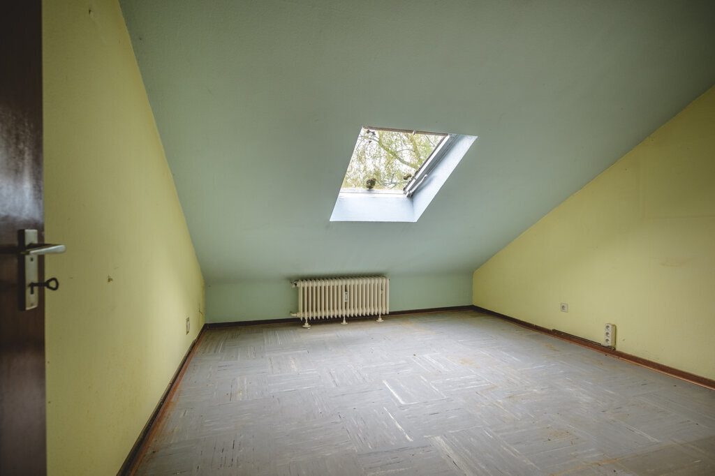 Immobilienangebot - Aachen - Wohnen - Sanierungsbedürftiges Zweifamilienhaus
mit sonnigem Grundstück im beliebten Südviertel!