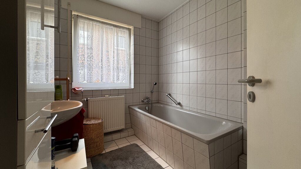 Immobilienangebot - Aachen - Wohnen - Langjährig vermietete 2-Zimmer-Wohnung
mit Balkon und Tiefgaragenstellplatz in sehr ruhiger Lage