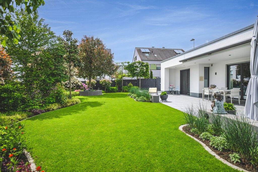 Immobilienangebot - Würselen - Wohnen - Neuwertiger Bungalow mit 2 Garagen und Traumgarten in ruhiger Stichstraße
