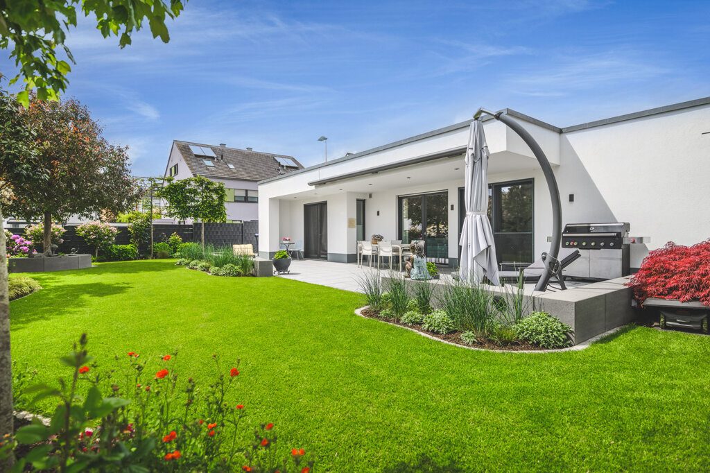 Immobilienangebot - Würselen - Wohnen - Neuwertiger Bungalow mit 2 Garagen und Traumgarten in ruhiger Stichstraße