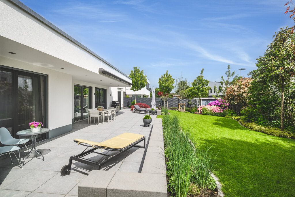 Immobilienangebot - Würselen - Wohnen - Neuwertiger Bungalow mit 2 Garagen und Traumgarten in ruhiger Stichstraße