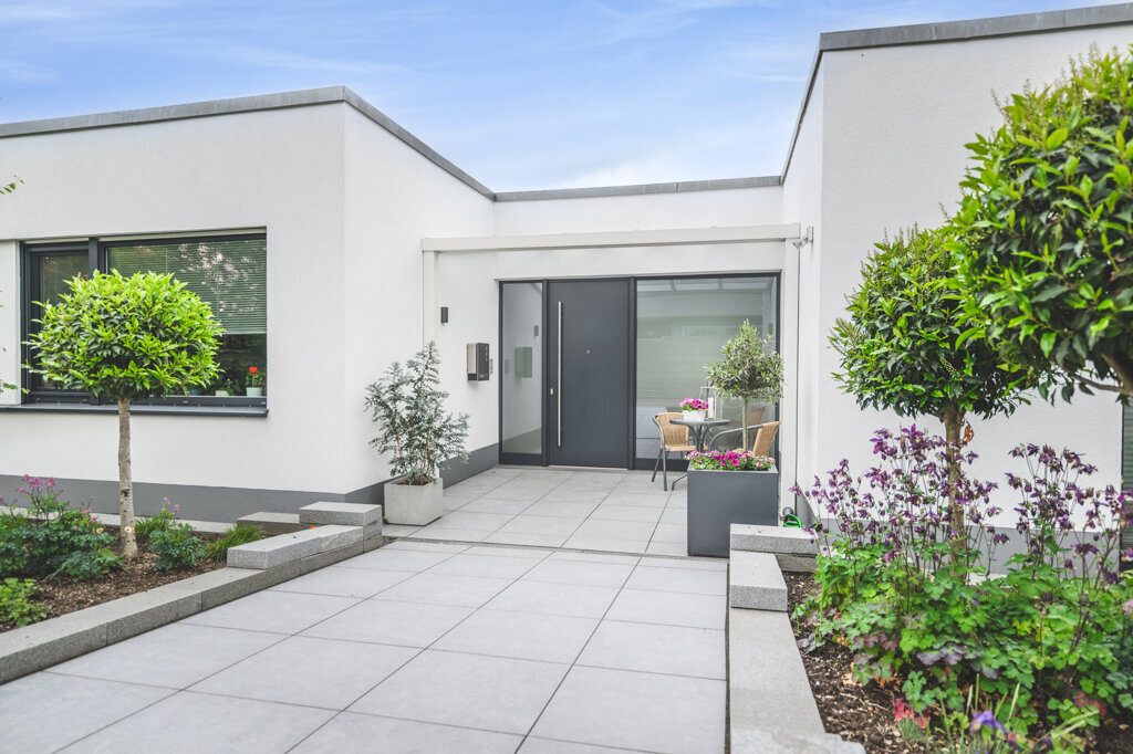 Immobilienangebot - Würselen - Wohnen - Neuwertiger Bungalow mit 2 Garagen und Traumgarten in ruhiger Stichstraße