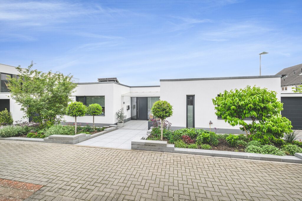 Immobilienangebot - Würselen - Wohnen - Neuwertiger Bungalow mit 2 Garagen und Traumgarten in ruhiger Stichstraße