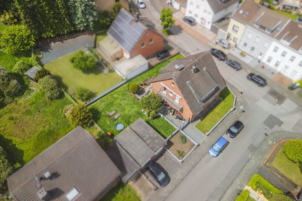 Immobilienangebot - Herzogenrath - Wohnen - Freistehendes Zweifamilienhaus mit Garten, Balkon und 2 Garagen in bevorzugter Wohnlage am Rande des Zentrums