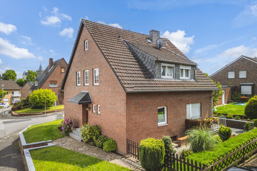 Immobilienangebot - Herzogenrath - Wohnen - Freistehendes Zweifamilienhaus mit Garten, Balkon und 2 Garagen in bevorzugter Wohnlage am Rande des Zentrums