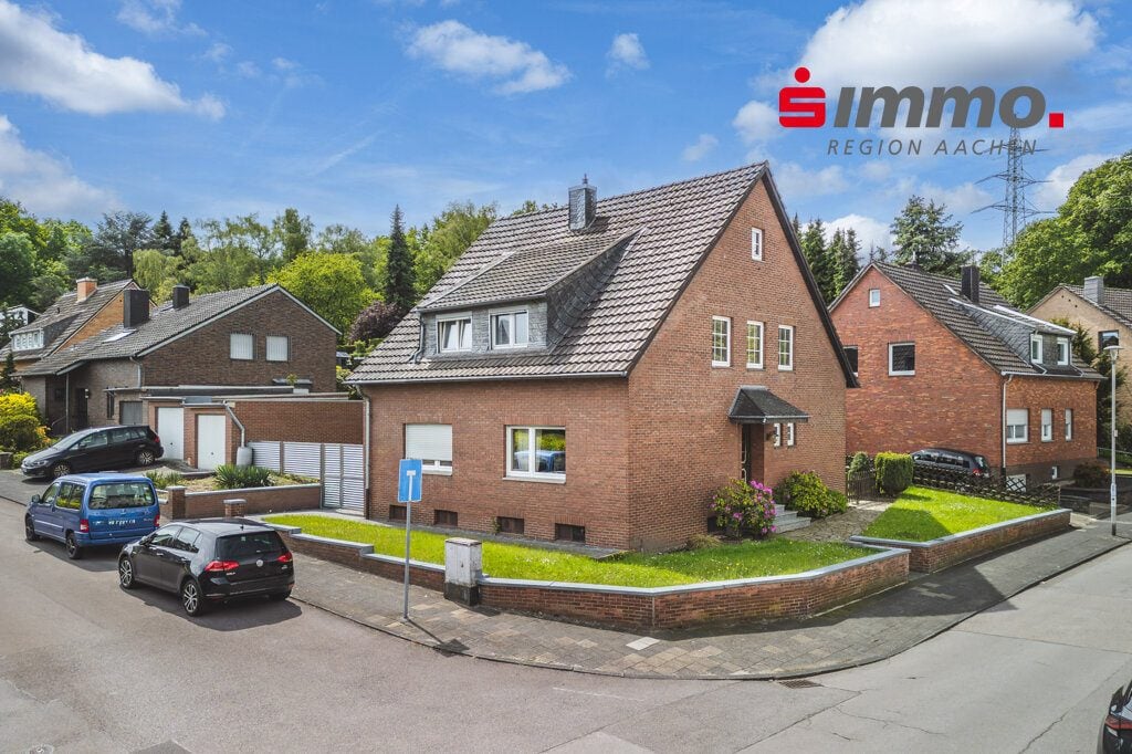 Immobilienangebot - Herzogenrath - Wohnen - Freistehendes Zweifamilienhaus mit Garten, Balkon und 2 Garagen in bevorzugter Wohnlage am Rande des Zentrums