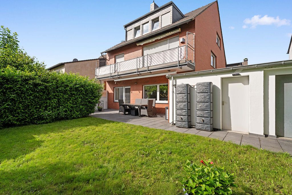 Immobilienangebot - Eschweiler - Renditehäuser - Grundsolide Kapitalanlage als gepflegtes 3‑Fam.-Haus in ruhiger Wohnlage