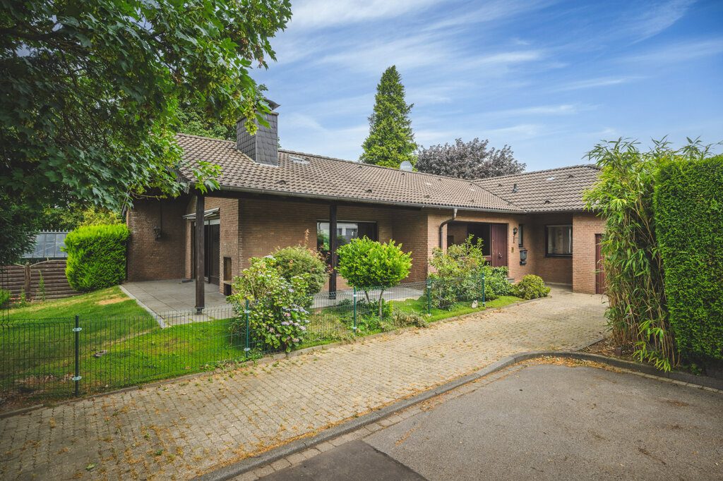 Immobilienangebot - Aldenhoven Siersdorf - Wohnen - Bezugsfreier Bungalow mit traumhaftem Grundstück und Garage in Aldenhoven-Siersdorf