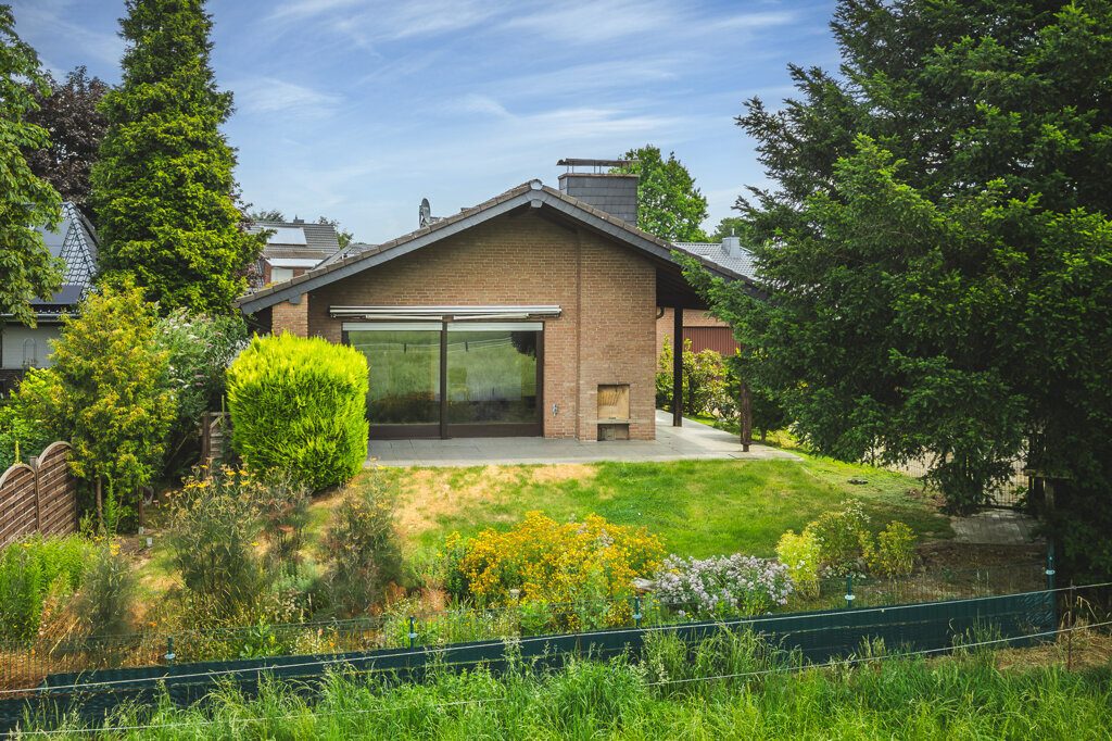 Immobilienangebot - Aldenhoven Siersdorf - Wohnen - Bezugsfreier Bungalow mit traumhaftem Grundstück und Garage in Aldenhoven-Siersdorf