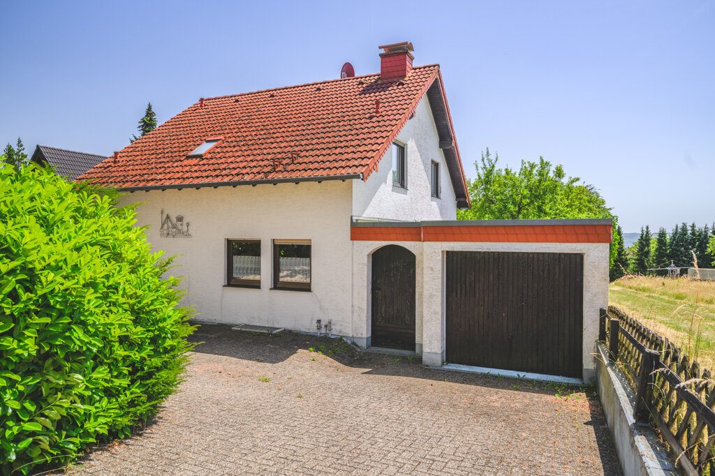Immobilienangebot - Simmerath - Wohnen - Freistehendes Einfamilienhaus mit 2 Garagen und traumhaftem Blick ins Grüne in Simmerath-Steckenborn