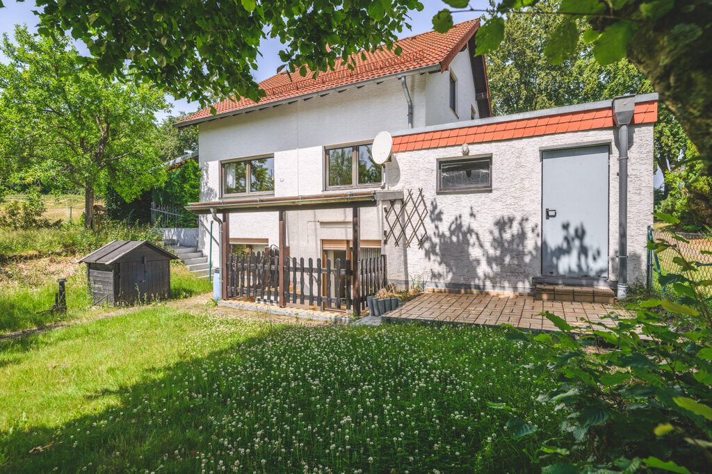 Immobilienangebot - Simmerath - Wohnen - Freistehendes Einfamilienhaus mit 2 Garagen und traumhaftem Blick ins Grüne in Simmerath-Steckenborn