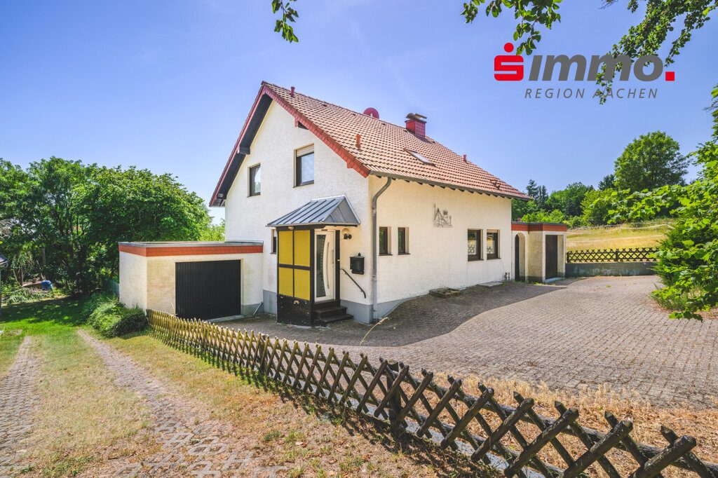 Immobilienangebot - Simmerath - Wohnen - Freistehendes Einfamilienhaus mit 2 Garagen und traumhaftem Blick ins Grüne in Simmerath-Steckenborn