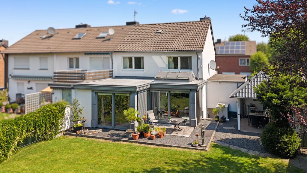 Immobilienangebot - Stolberg (Rheinland) - Wohnen - Modernisiertes Reihenendhaus mit hochwertiger Einbauküche, Traumgarten und Garage in ruhiger und beliebter Lage