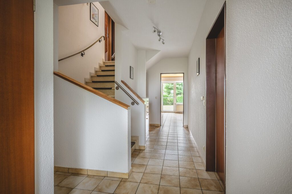 Immobilienangebot - Geilenkirchen - Wohnen - Geilenkirchen-Bauchem, Doppelhaushälfte mit großer Garage und schönem Garten in beliebter Wohnlage