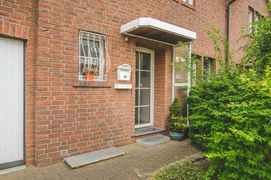 Immobilienangebot - Geilenkirchen - Wohnen - Geilenkirchen-Bauchem, Doppelhaushälfte mit großer Garage und schönem Garten in beliebter Wohnlage
