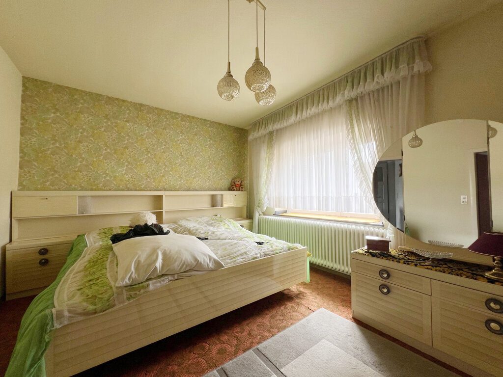 Immobilienangebot - Herzogenrath - Wohnen - Renovierungsbedürftiges Einfamilienhaus mit großem Gartengrundstück