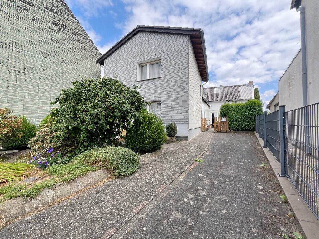 Immobilienangebot - Herzogenrath - Wohnen - Renovierungsbedürftiges Einfamilienhaus mit großem Gartengrundstück