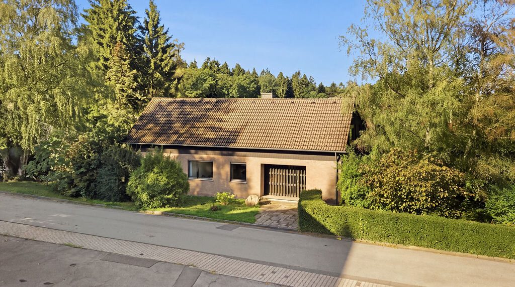 Immobilienangebot - Roetgen - Wohnen - Freistehendes Einfamilienhaus auf großzügigem Grundstück in Südwestlage mit 2 integrierten Garagen