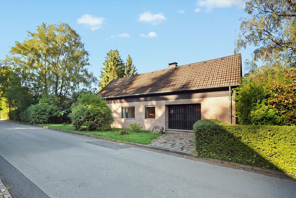 Immobilienangebot - Roetgen - Wohnen - Freistehendes Einfamilienhaus auf großzügigem Grundstück in Südwestlage mit 2 integrierten Garagen