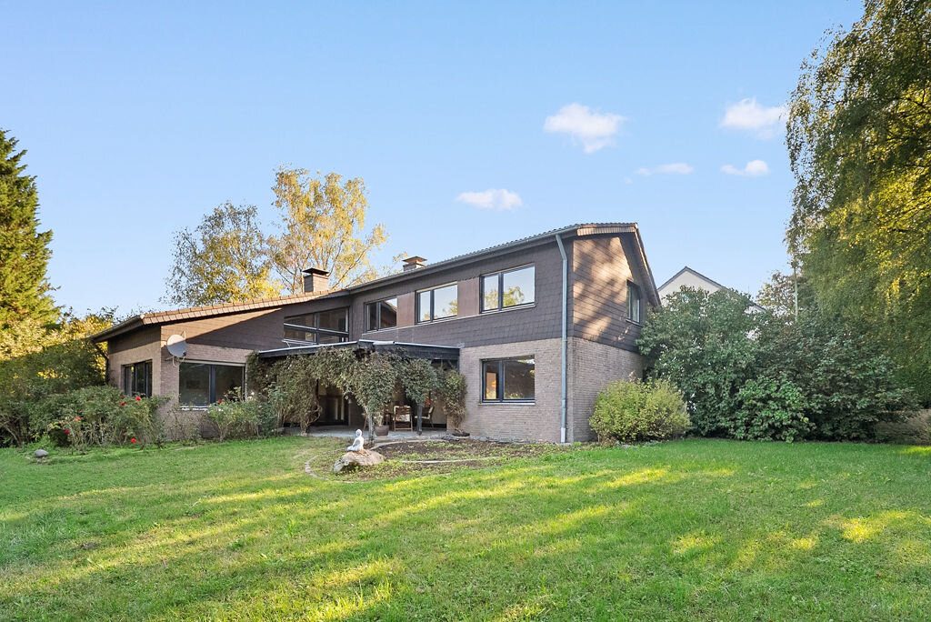 Immobilienangebot - Roetgen - Wohnen - Freistehendes Einfamilienhaus auf großzügigem Grundstück in Südwestlage mit 2 integrierten Garagen