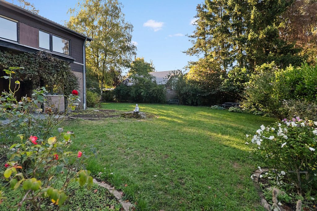 Immobilienangebot - Roetgen - Wohnen - Freistehendes Einfamilienhaus auf großzügigem Grundstück in Südwestlage mit 2 integrierten Garagen
